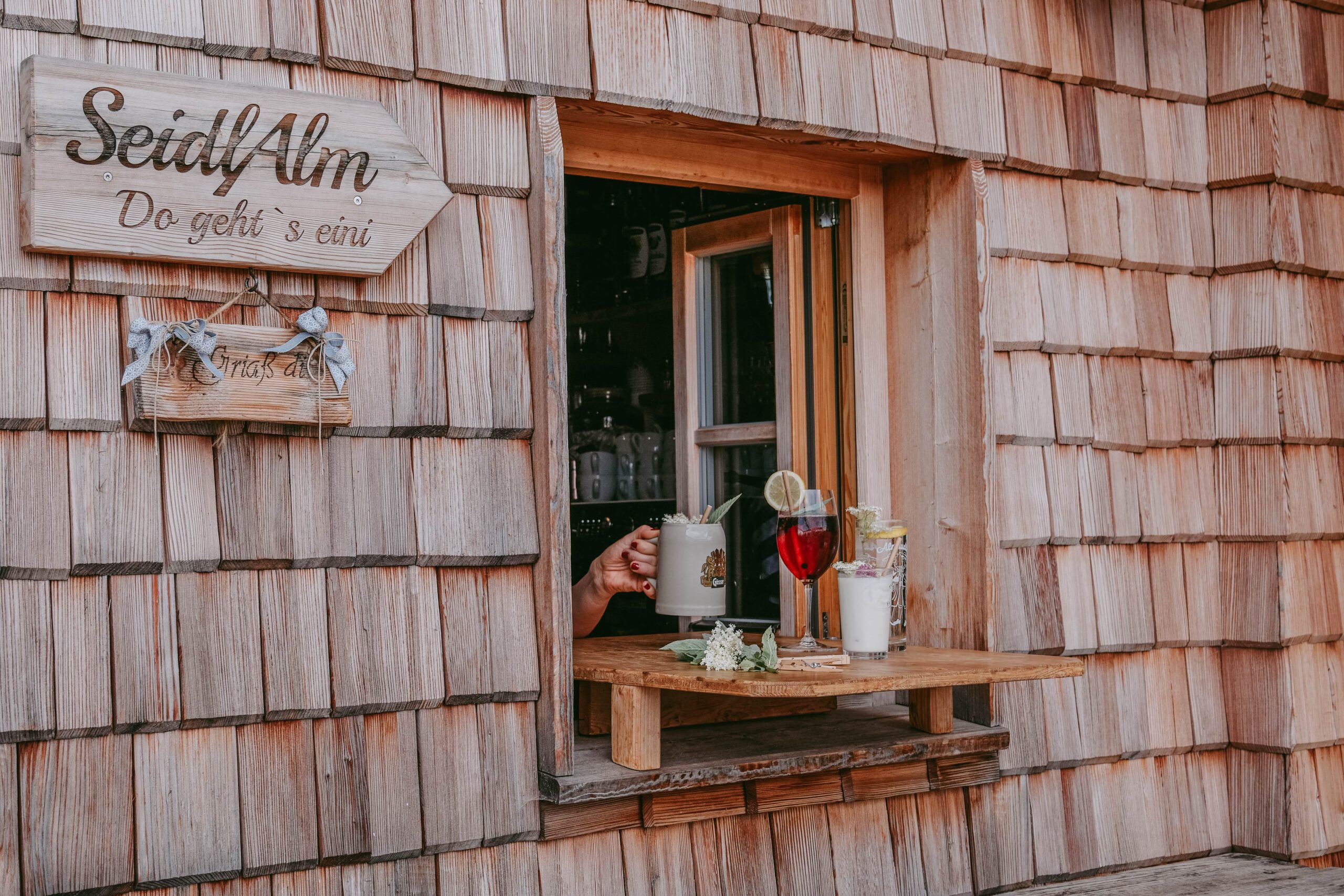 Fensterbedienung auf der Seidlalm.