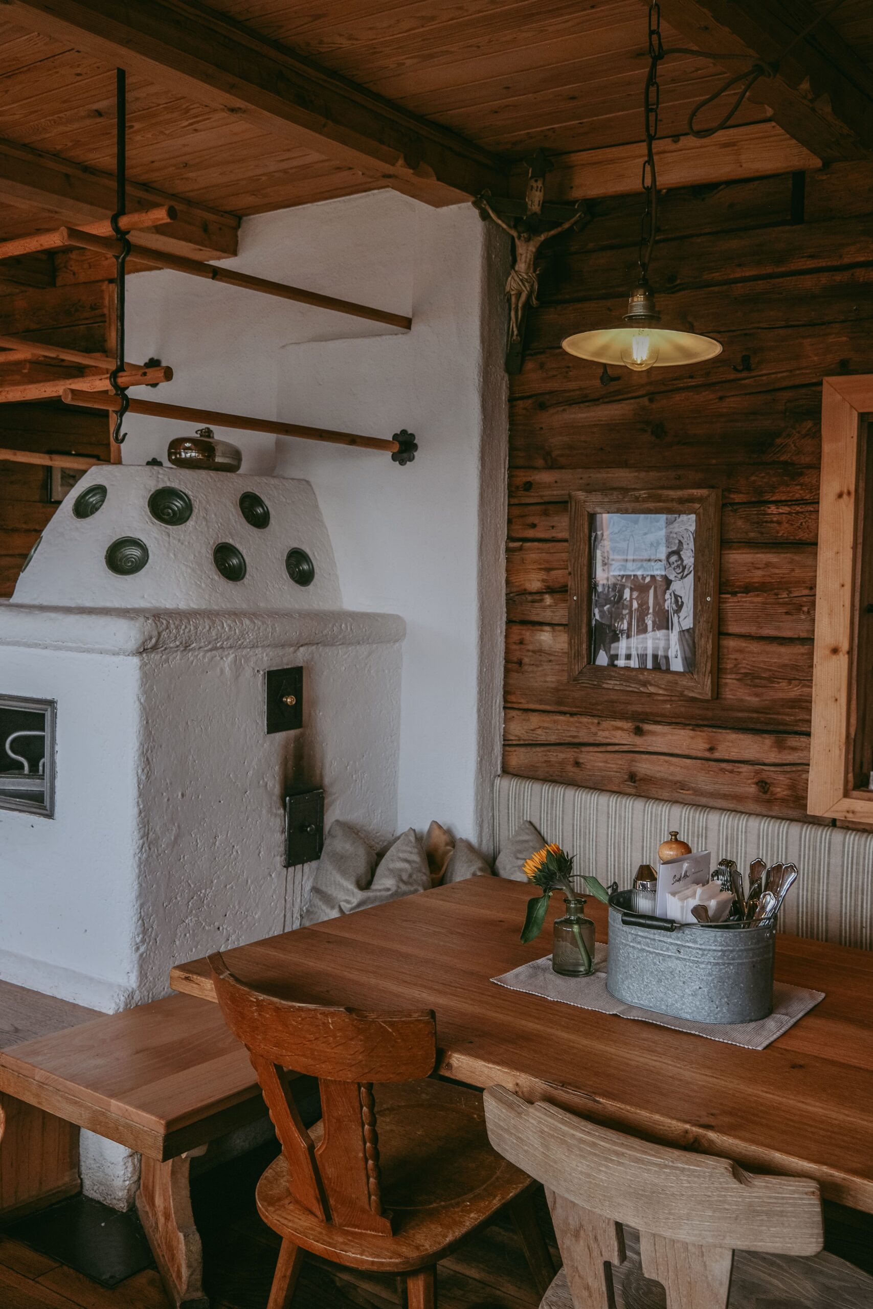 Seidlalm mit gemütlichen Holztischen und Stühlen.