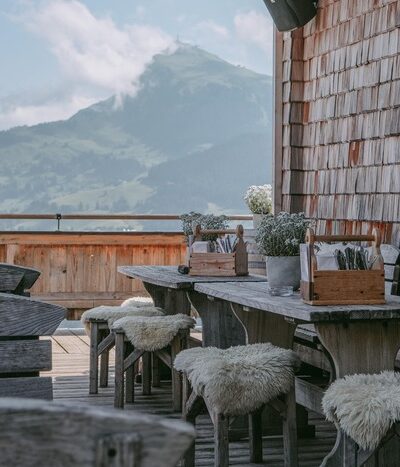 Terasse der Seidlalm: mit gemütlichen Bänken und Tischen.