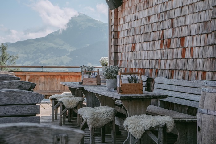 Terasse der Seidlalm: mit gemütlichen Bänken und Tischen.