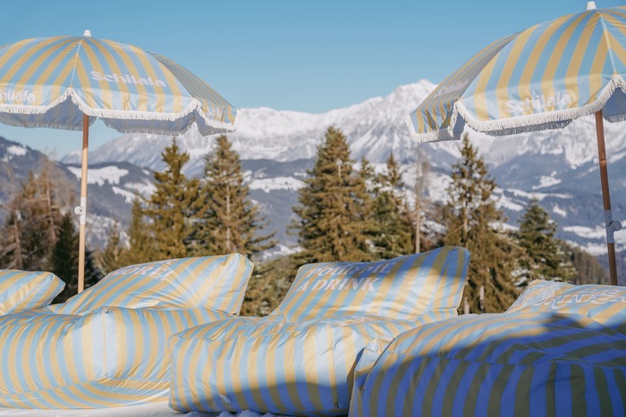 Gemütliche Schilala Sitzsäcke in Blau/ Gelb Streifen Muster mit dem Spruch "Pour me a drink".