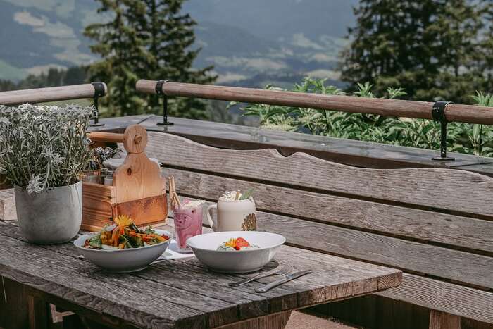 Panorama Blick von der Seidlalm Terasse mit einem gedeckten Tisch..