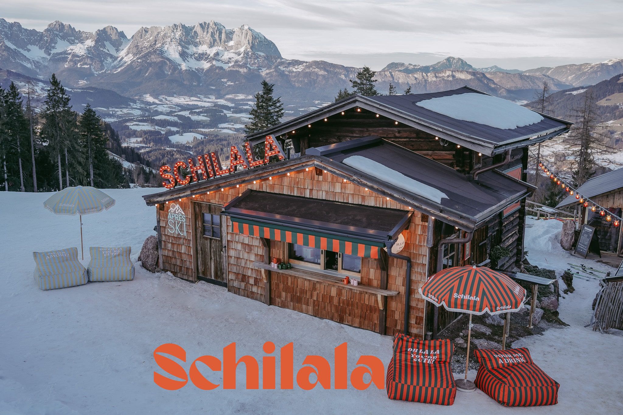 Dekorierte Schilala Aprés Ski Hütte im Schnee. Mit Panorama Blick auf die Kitzbüheler Berge.