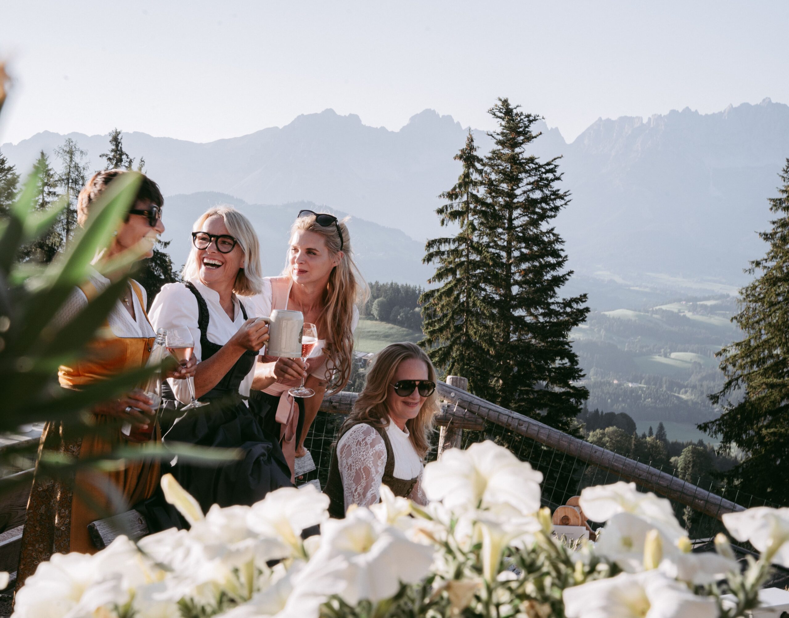 Terassen Ausblick von der Seidlalm im Sommer.