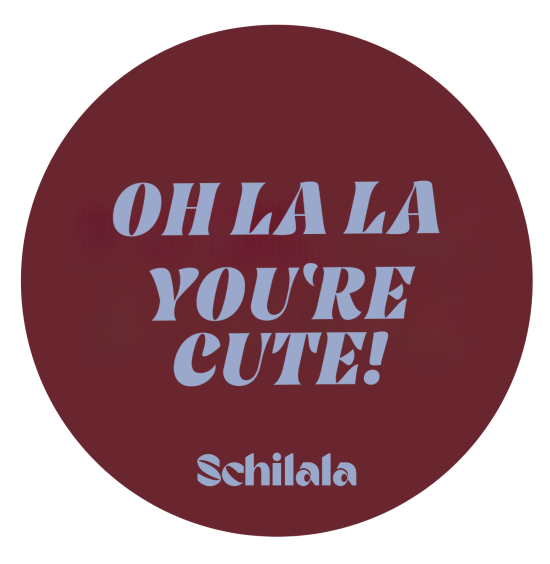 dunkelroter Kreis mit hellblauer Schrift von "Oh la la you're cute".